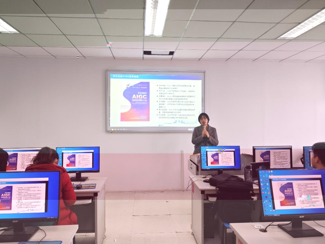 桌子上放滿了不同類型的電腦低可信度描述已自動生成